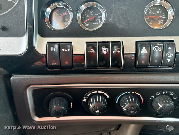 image for item DQ6888 2010 Kenworth T800 semi truck