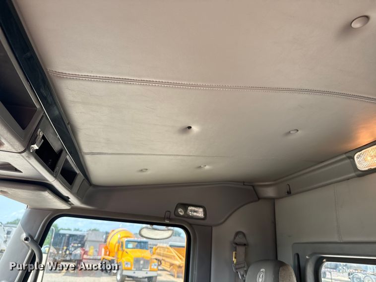 image for item DQ6888 2010 Kenworth T800 semi truck