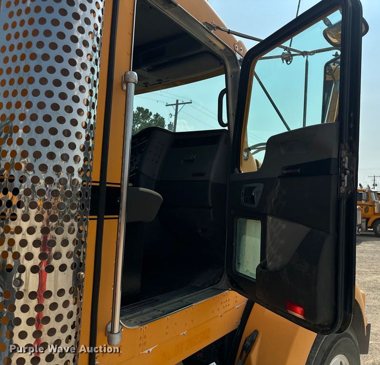 image for item DQ6888 2010 Kenworth T800 semi truck