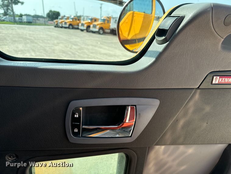 image for item DQ6888 2010 Kenworth T800 semi truck