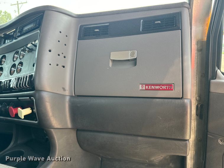 image for item DQ6888 2010 Kenworth T800 semi truck