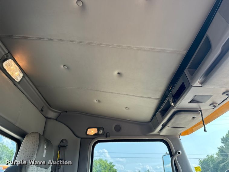 image for item DQ6888 2010 Kenworth T800 semi truck