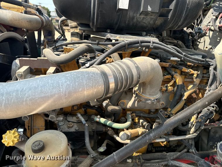 image for item DQ6888 2010 Kenworth T800 semi truck