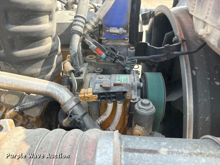 image for item DQ6888 2010 Kenworth T800 semi truck