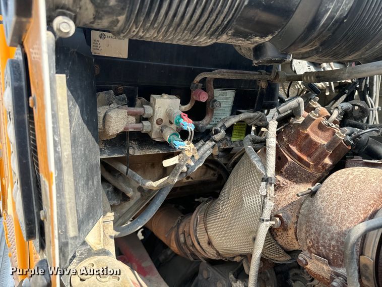 image for item DQ6888 2010 Kenworth T800 semi truck