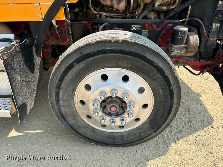 image for item DQ6888 2010 Kenworth T800 semi truck