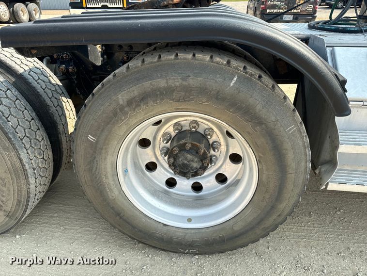 image for item DQ6888 2010 Kenworth T800 semi truck