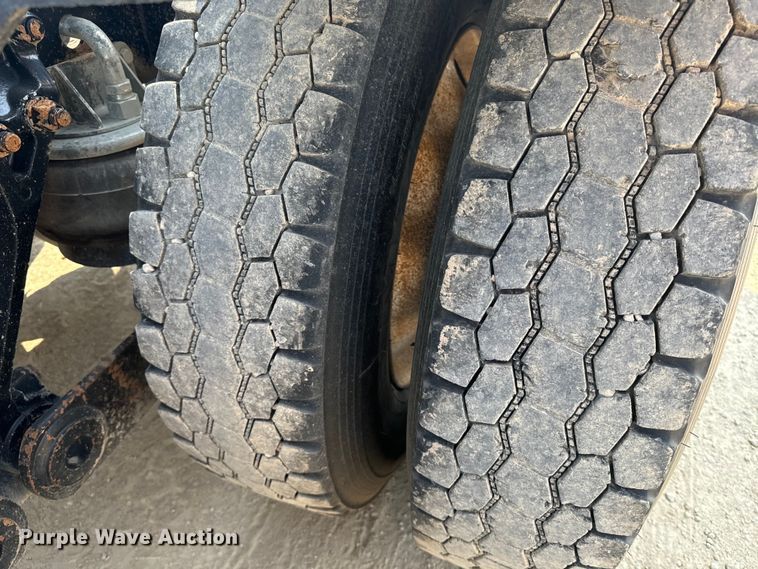 image for item DQ6888 2010 Kenworth T800 semi truck