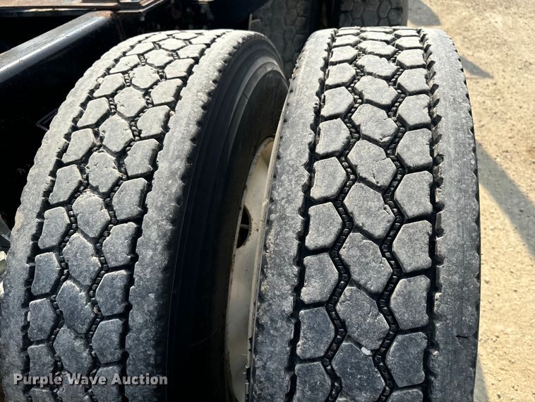 image for item DQ6888 2010 Kenworth T800 semi truck