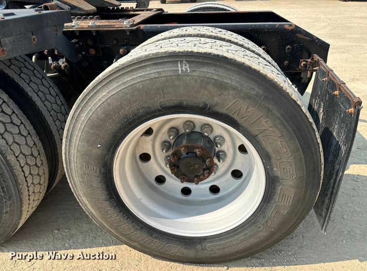 image for item DQ6888 2010 Kenworth T800 semi truck