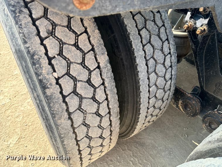 image for item DQ6888 2010 Kenworth T800 semi truck