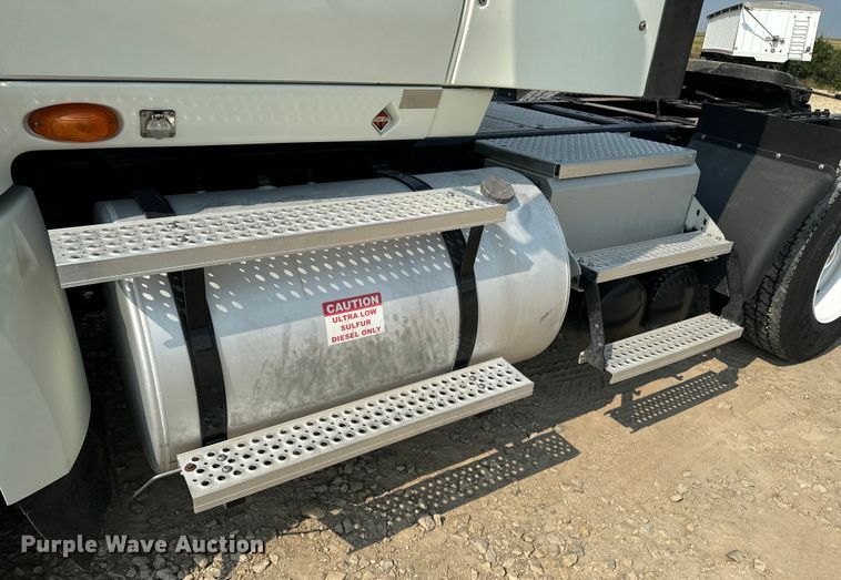 image for item DQ6906 2011 International  Prostar semi truck