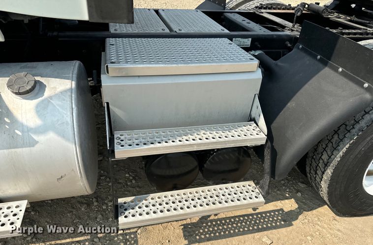 image for item DQ6906 2011 International  Prostar semi truck