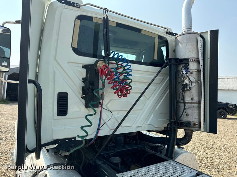 image for item DQ6906 2011 International  Prostar semi truck