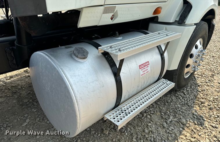 image for item DQ6906 2011 International  Prostar semi truck