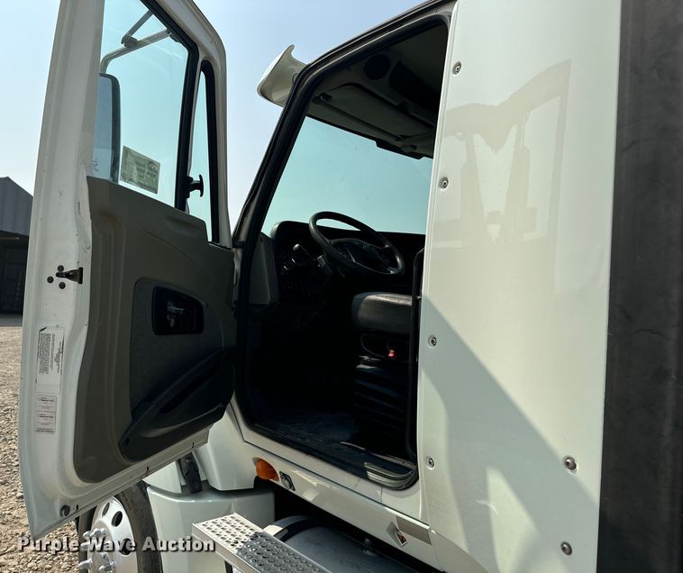 image for item DQ6906 2011 International  Prostar semi truck