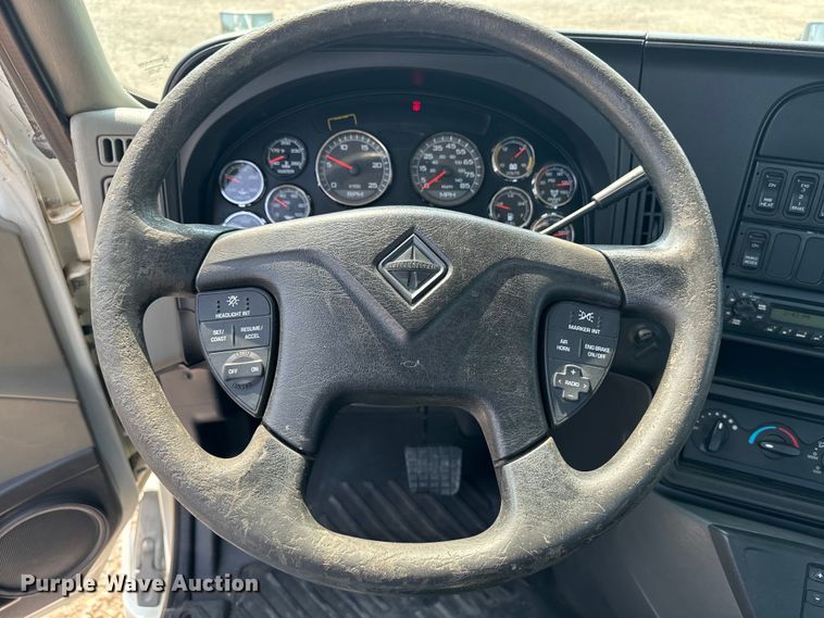 image for item DQ6906 2011 International  Prostar semi truck