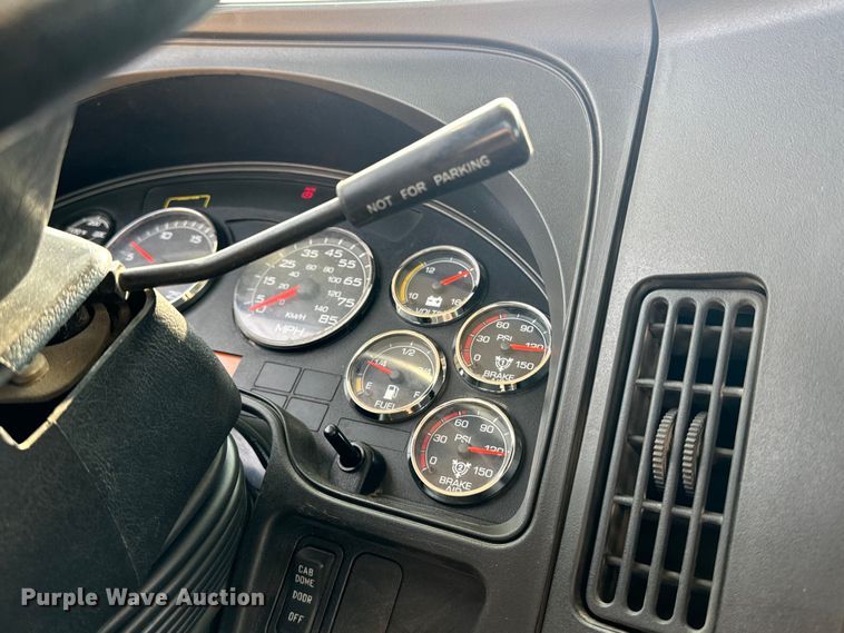 image for item DQ6906 2011 International  Prostar semi truck