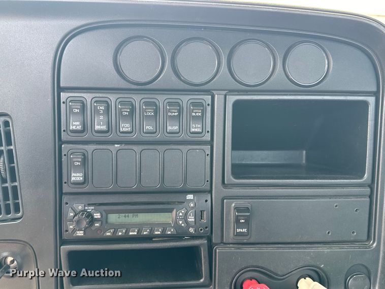 image for item DQ6906 2011 International  Prostar semi truck