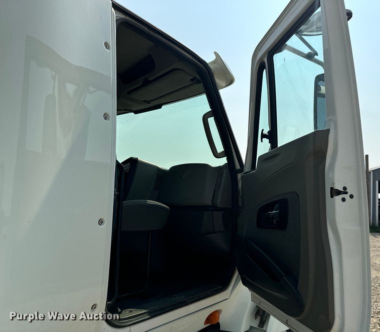 image for item DQ6906 2011 International  Prostar semi truck