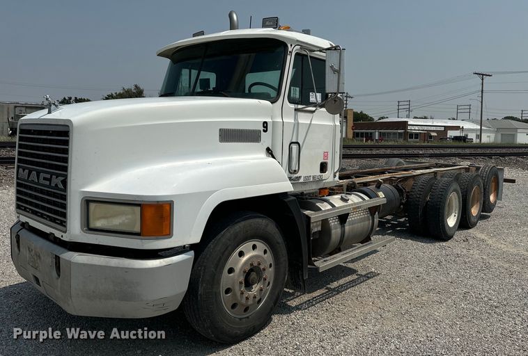 image for item DQ6909 1998 Mack CH613 truck cab and chassis