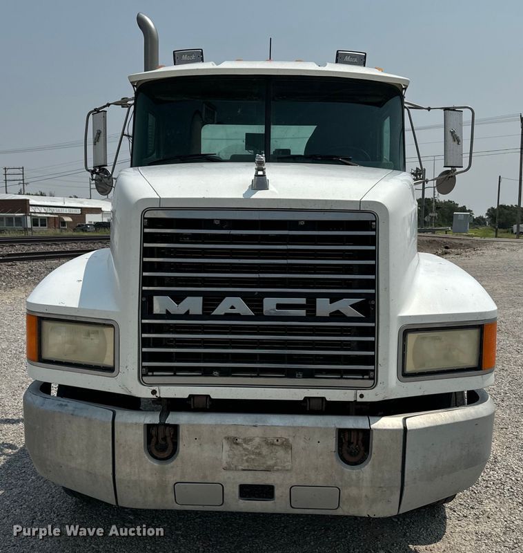 image for item DQ6909 1998 Mack CH613 truck cab and chassis