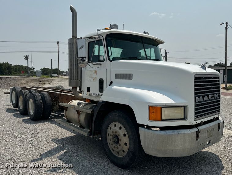 image for item DQ6909 1998 Mack CH613 truck cab and chassis