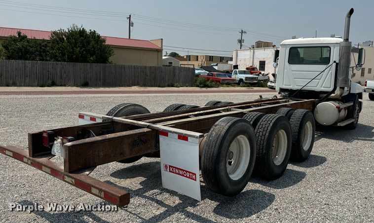 image for item DQ6909 1998 Mack CH613 truck cab and chassis