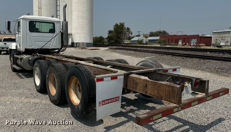 image for item DQ6909 1998 Mack CH613 truck cab and chassis