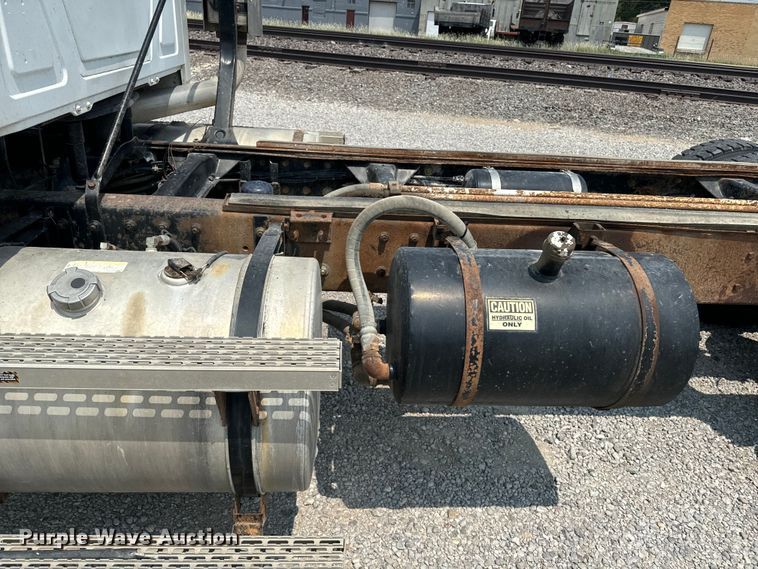 image for item DQ6909 1998 Mack CH613 truck cab and chassis