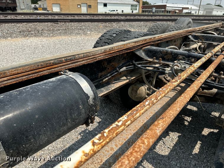 image for item DQ6909 1998 Mack CH613 truck cab and chassis