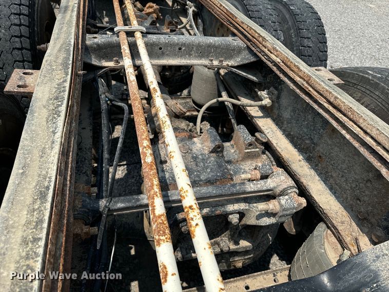 image for item DQ6909 1998 Mack CH613 truck cab and chassis