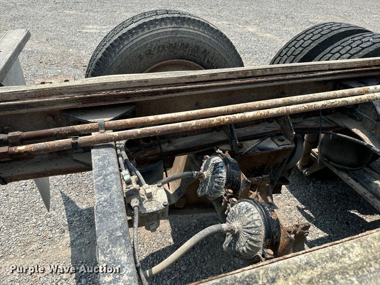 image for item DQ6909 1998 Mack CH613 truck cab and chassis