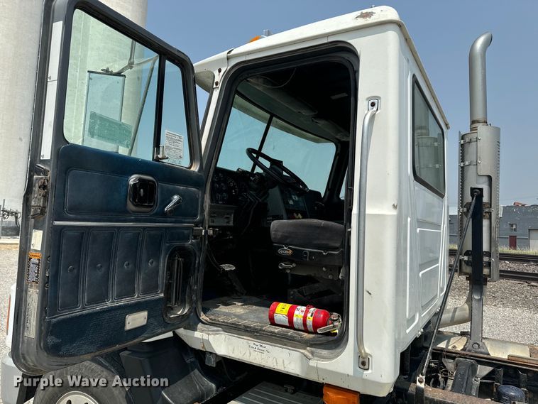 image for item DQ6909 1998 Mack CH613 truck cab and chassis