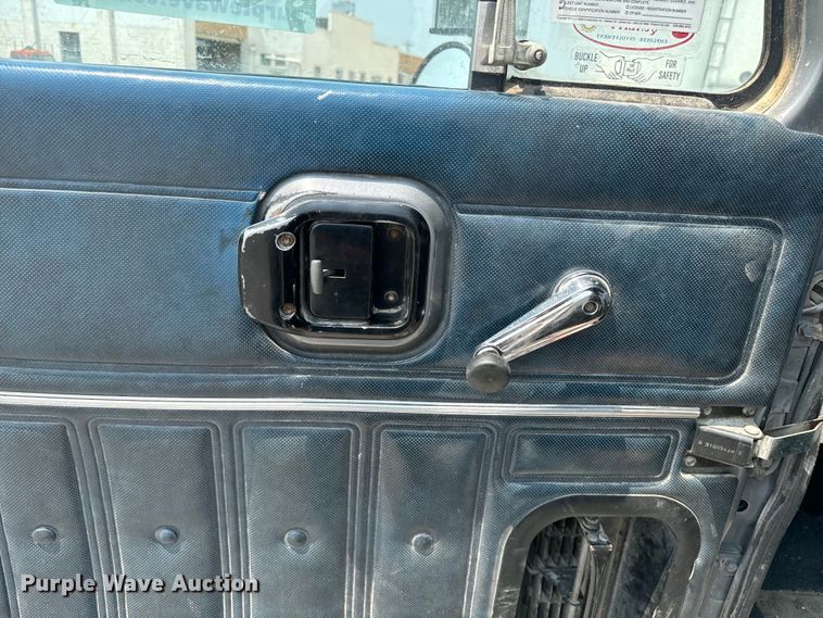 image for item DQ6909 1998 Mack CH613 truck cab and chassis