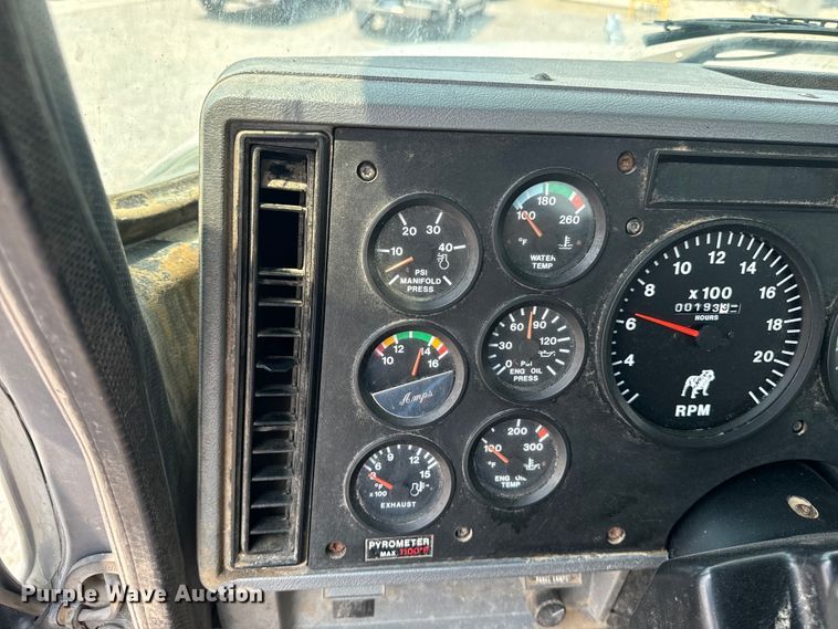 image for item DQ6909 1998 Mack CH613 truck cab and chassis