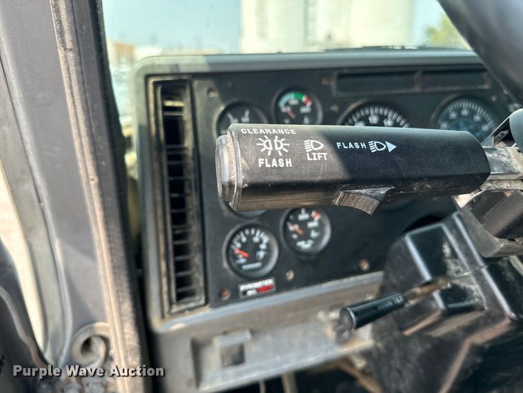 image for item DQ6909 1998 Mack CH613 truck cab and chassis