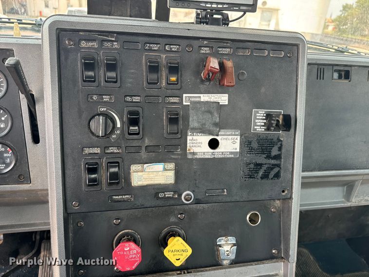 image for item DQ6909 1998 Mack CH613 truck cab and chassis