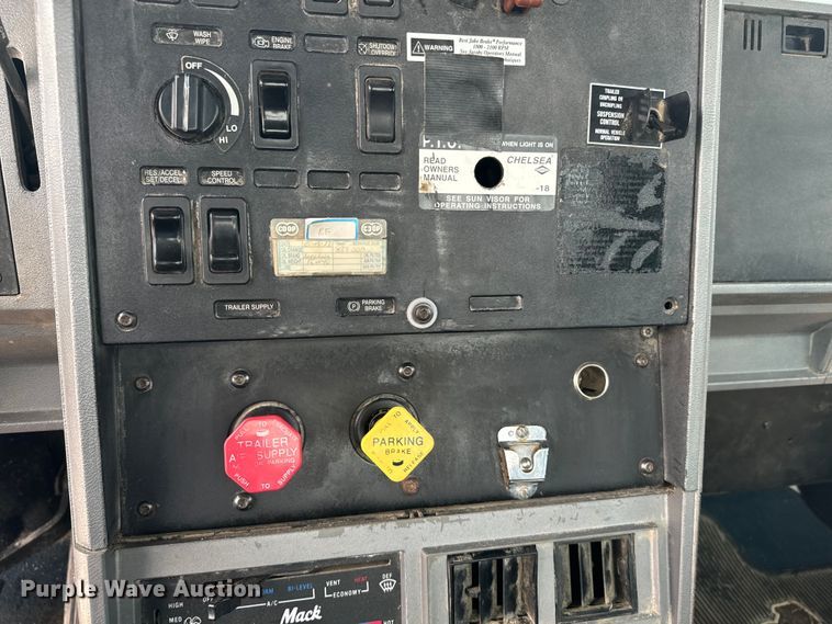 image for item DQ6909 1998 Mack CH613 truck cab and chassis