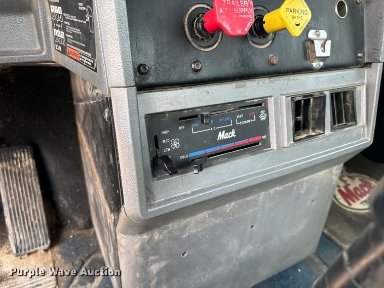 image for item DQ6909 1998 Mack CH613 truck cab and chassis