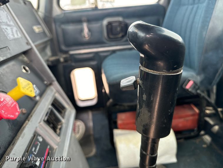 image for item DQ6909 1998 Mack CH613 truck cab and chassis