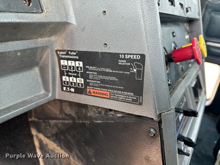 image for item DQ6909 1998 Mack CH613 truck cab and chassis