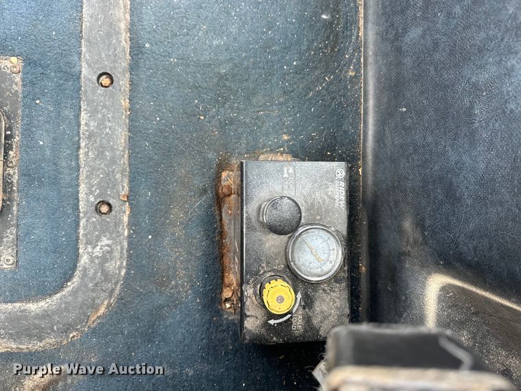 image for item DQ6909 1998 Mack CH613 truck cab and chassis