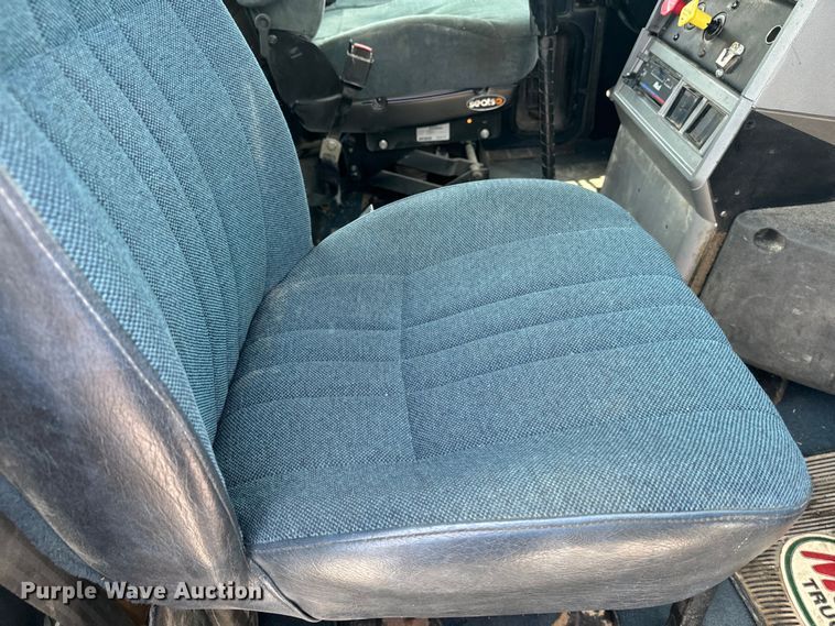 image for item DQ6909 1998 Mack CH613 truck cab and chassis