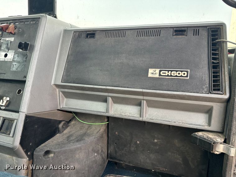 image for item DQ6909 1998 Mack CH613 truck cab and chassis