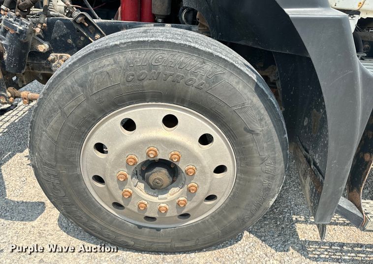 image for item DQ6909 1998 Mack CH613 truck cab and chassis