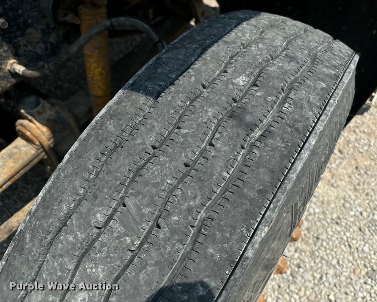 image for item DQ6909 1998 Mack CH613 truck cab and chassis