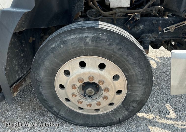 image for item DQ6909 1998 Mack CH613 truck cab and chassis