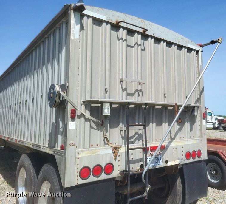 image for item DR4797 1981 Wilson  AGH-600 grain trailer