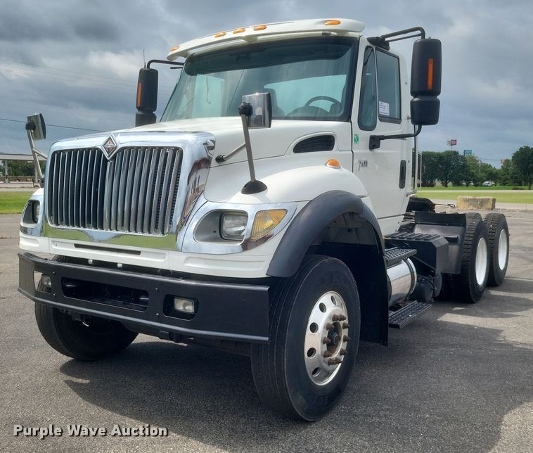 image for item DR4923 2006 International  7600 semi truck